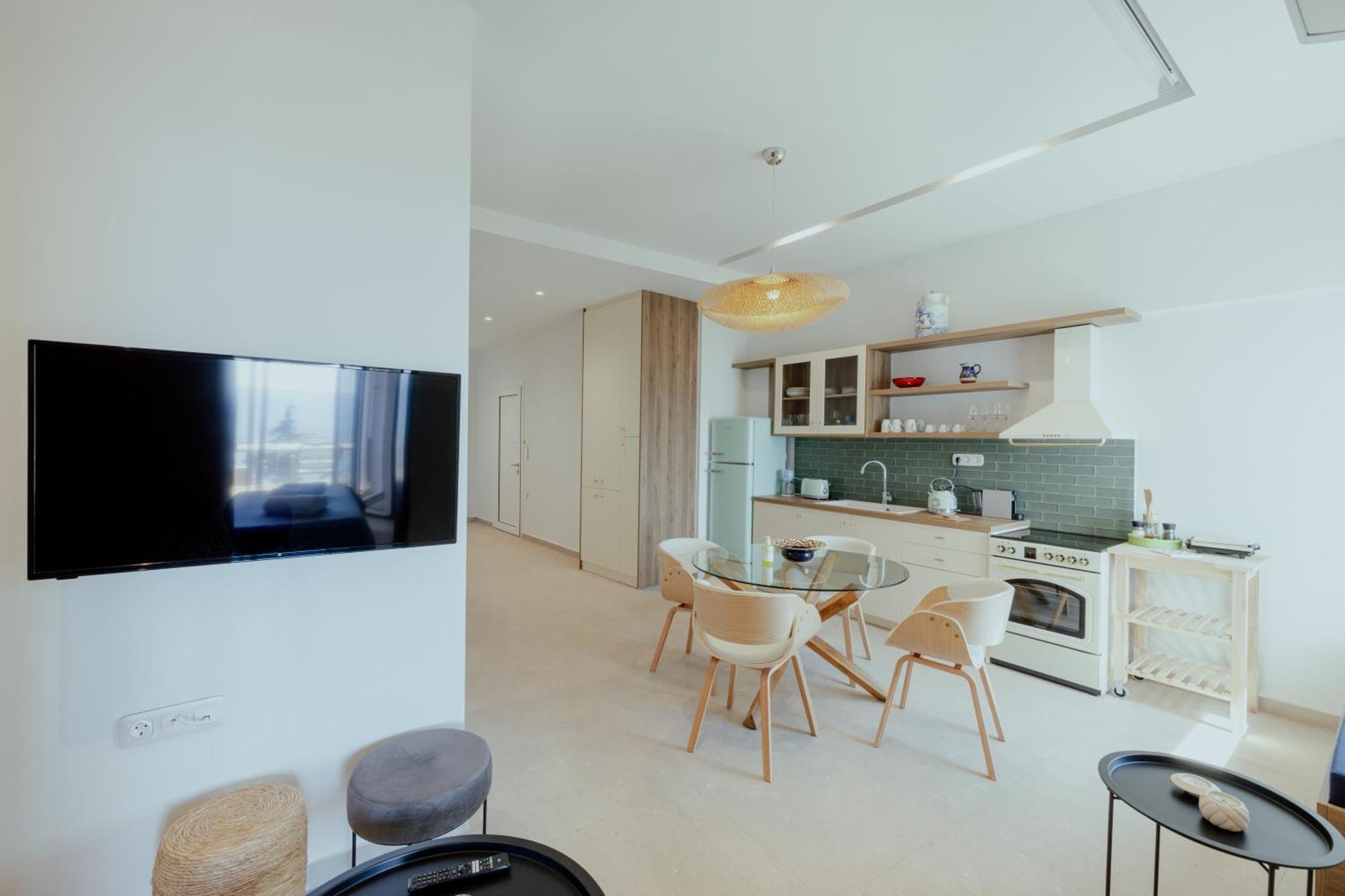 Semiramis Luxury * Πόρος